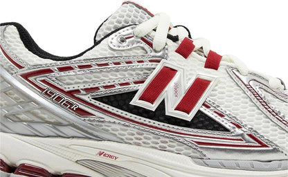 NB 1906R Plata / Carmesí Clásico