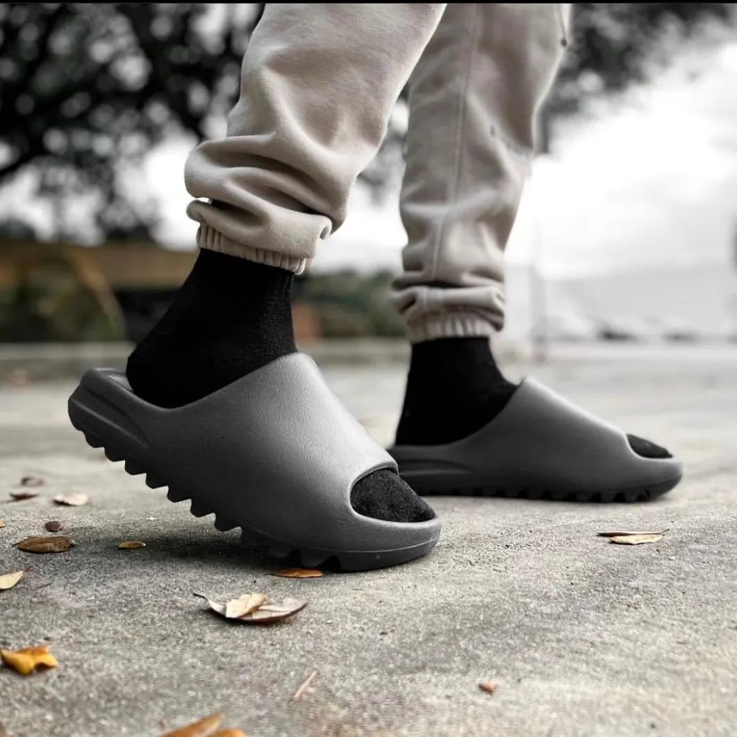 picture of the yeezy slide onyx on feet