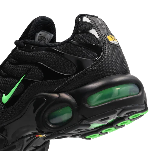 NK Air Max Plus Tuned 1 Negro / Verde Strike