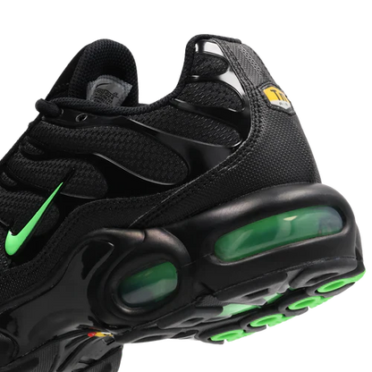 NK Air Max Plus Tuned 1 Negro / Verde Strike