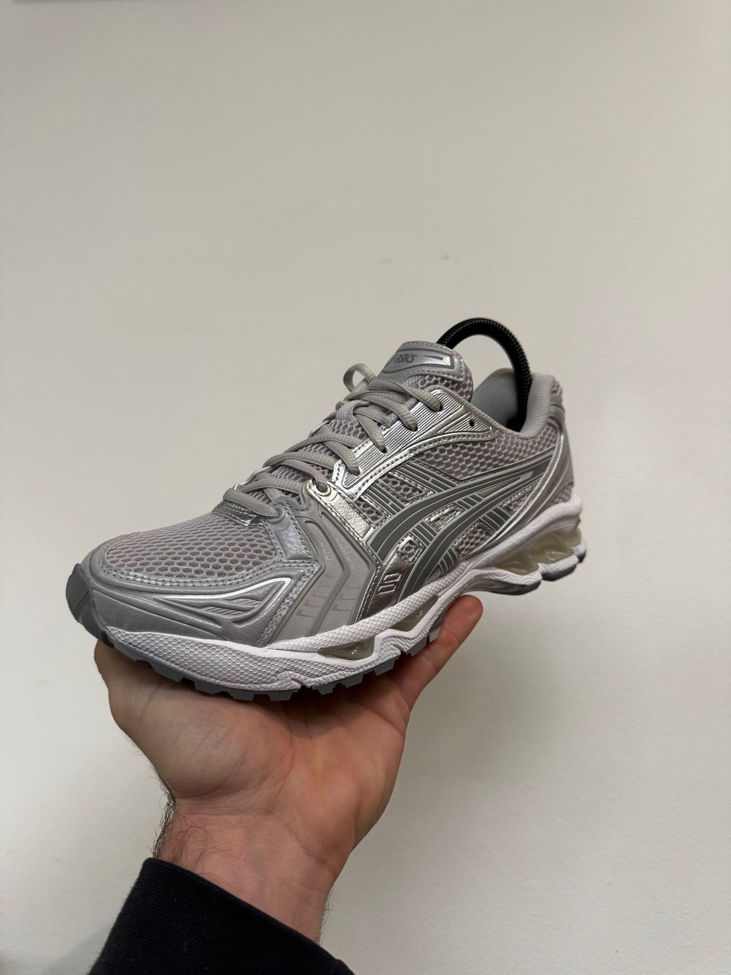 ASC Gel-Kayano 14 en color Cloud Grey para mujer